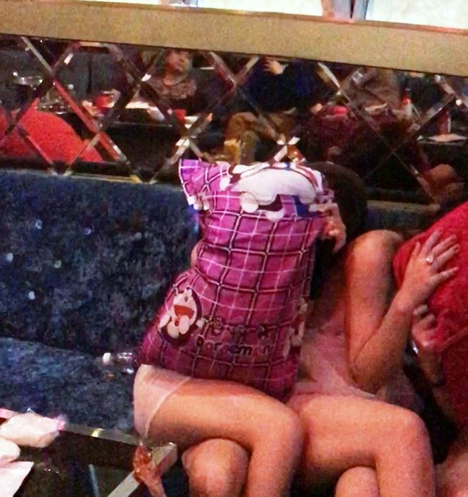 Hàng chục tiếp viên múa khiêu dâm trong nhà hàng trung tâm Sài Gòn